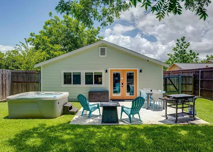 2 Kings Hot Tub Modern Cottage Hill Country