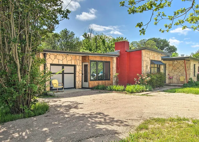 Retro Updated Blanco Abode - Steps To Main Street!